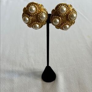 Vintage - 1980’s Elegant Gold and Pearl Clip Earrings